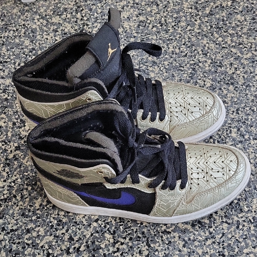 Nike High-Tops with Black and Purple Details - EXCELLENT CONDITION